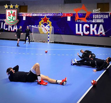 SCM-Handballer beim Aufwärmen auf dem blauen Hallenboden von ZSKA Moskau.