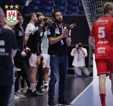 SCM-Trainer Bennet Wiegert gibt taktische Anweisungen am Spielfeldrand im Spiel gegen den HC Erlangen.