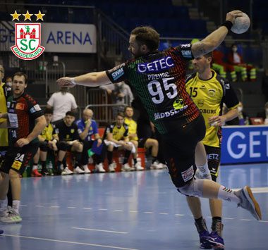 SCM-Spieler Moritz Preuss (Nr. 95) beim Sprungwurf im Spiel gegen den HSC 2000 Coburg.