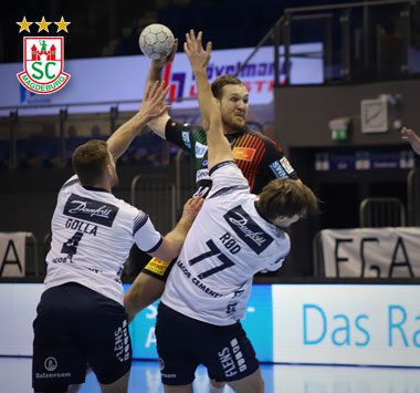 SCM-Kapitän Christian O'Sullivan beim Sprungwurf gegen den Abwehrblock der SG Flensburg-Handewitt.