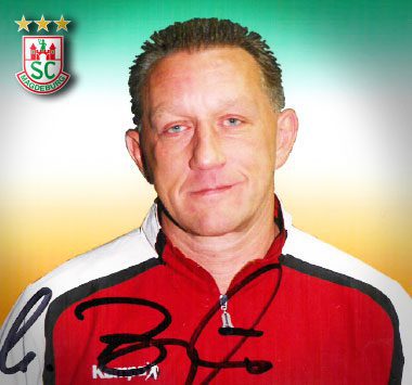 Porträtfoto von Michael Biegler mit Autogramm-Schriftzug.