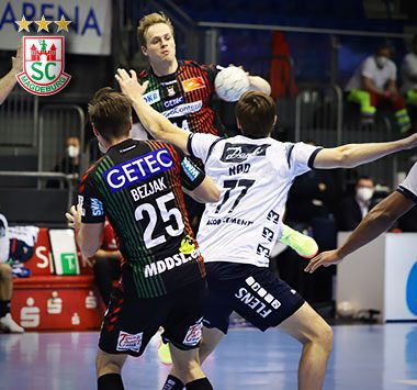 SCM-Feldspieler Ómar Ingi Magnússon beim Wurf im Zusammenspiel mit Marko Bezjak (Nr. 25).