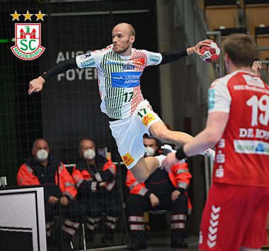 SCM-Feldspieler Tim Hornke (Nr. 17) beim Sprungwurf von Außen gegen die HSG Nordhorn-Lingen.