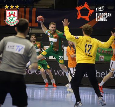 SCM-Feldspieler Lukas Mertens (Nr. 22) beim Sprungwurf von Außen gegen den Torwart von IFK Kristianstad.
