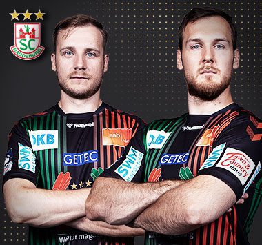 Grafik zur Vertragsverlängerung: Die beiden SCM-Spieler Daniel Pettersson und Christian O'Sullivan stehen im offiziellen gestreiften Heimtrikot mit verschränkten Armen nebeneinander vor einem dunklen Hintergrund