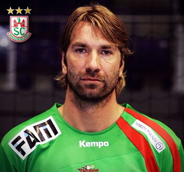 Porträtfoto von Steffen Stiebler im historischen Trikot des SC Magdeburg