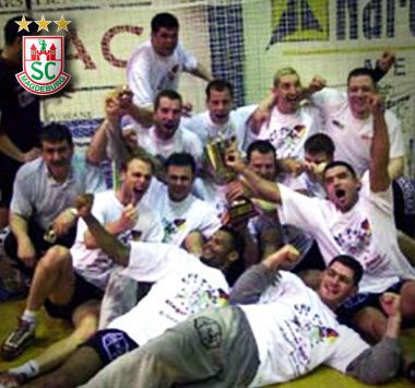 Historisches Mannschaftsfoto des SC Magdeburg beim Jubel über den EHF-Pokalsieg 2001.
