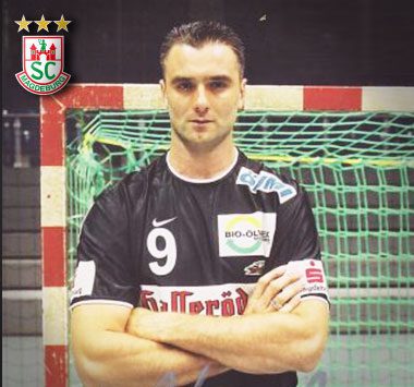 Porträtfoto von Nenad Peruničić (Nr. 9) im historischen Trikot des SC Magdeburg.