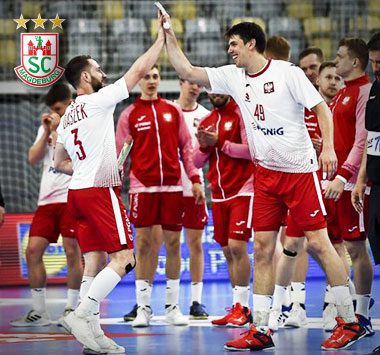 Die polnischen Nationalspieler Piotr Chrapkowski und Arkadiusz Moryto klatschen während eines Spiels ab.