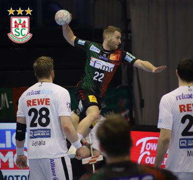 SCM-Feldspieler Lukas Mertens (Nr. 22) beim Sprungwurf im Bundesliga-Derby gegen den SC DHfK Leipzig.