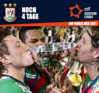 Historischer Europapokal-Jubel: Zwei Magdeburger Handballer küssen auf einer SCM-Grafik mit dem Countdown „NOCH 4 TAGE“ freudig eine große silberne Trophäe.