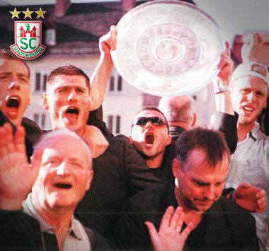 Historisches Foto vom Gewinn der Deutschen Meisterschaft 2001 durch den SC Magdeburg.