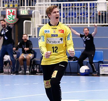 SCM-Torhüter Tobias Thulin (Nr. 12) feiert emotional eine Parade auf der Platte.