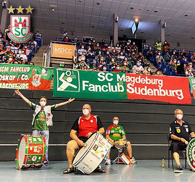SCM-Fans des Fanclubs Sudenburg sorgen mit Trommeln auf der Zuschauertribüne für Stimmung.