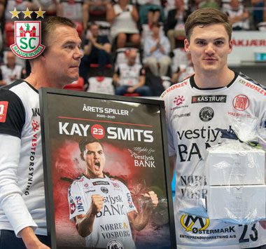 Kay Smits im Trikot präsentiert stolz ein gerahmtes Plakat zu seiner Ehrung als TTH-Spieler der Saison.