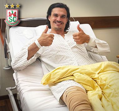 Jannick Green nach erfolgreicher Knie-Operation im Krankenhausbett.