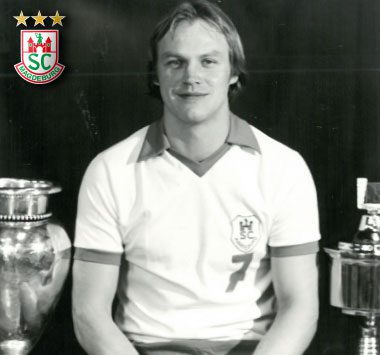 Historisches Archivfoto von Günter Dreibrodt im weißen Trikot mit der Rückennummer 7.