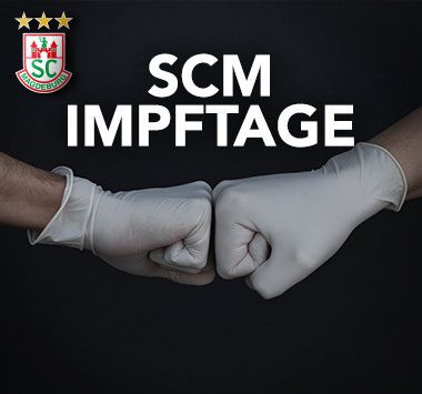 Aktionsgrafik mit dem SCM-Logo, zwei Händen in weißen Einweghandschuhen, die die Fäuste aneinanderstoßen, und dem Text „SCM Impftage“.