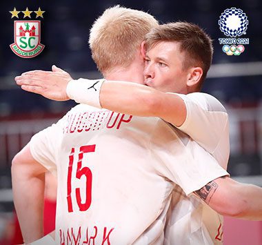 Magnus Saugstrup (Nummer 15) liegt einem dänischen Teamkollegen im weißen Trikot jubelnd in den Armen.