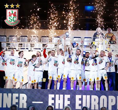 Der SC Magdeburg feiert den Gewinn der EHF European League auf dem Siegerpodest.