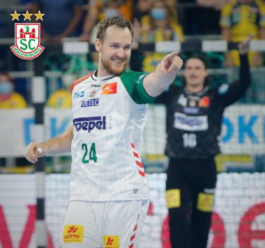 Kapitän Christian O'Sullivan (Nummer 24) jubelt im weißen SCM-Trikot mit erhobenem Zeigefinger auf dem Spielfeld.