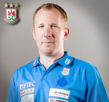 Porträt von Frank Carstens vor neutralem Hintergrund.