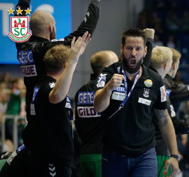 Bennet Wiegert feiert emotional den Derbysieg gegen Leipzig.