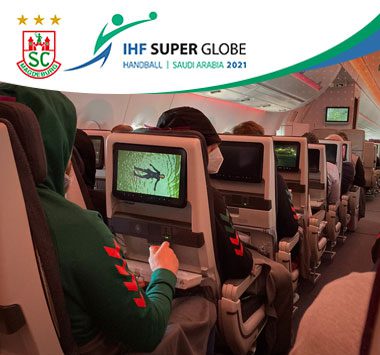 Die Mannschaft des SC Magdeburg im Flugzeug auf dem Heimweg.