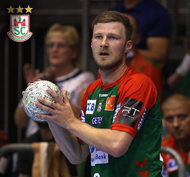 Philipp Weber fokussiert am Ball bei einem Heimspiel des SC Magdeburg.