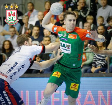 Michael Damgaard beim Sprungwurf im Heimspiel gegen die SG Flensburg-Handewitt.
