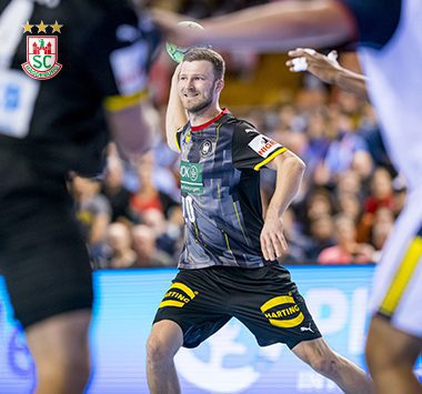 Philipp Weber springt im grauen Nationalmannschafts-Trikot zum Wurf beim Handballspiel.