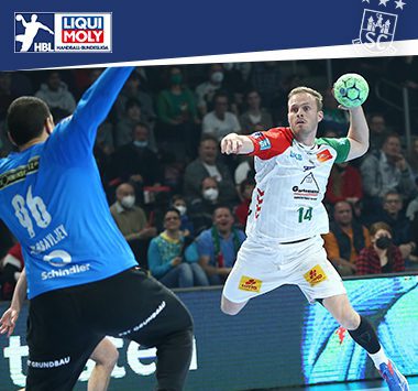 Ómar Ingi Magnússon wirft im weißen Trikot des SC Magdeburg einen Siebenmeter gegen den Berliner Torwart.