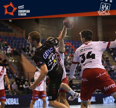 Philipp Weber springt im grün-schwarzen Trikot des SC Magdeburg zum Torwurf gegen eine spanische Abwehr.