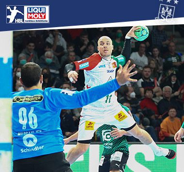 Daniel Pettersson wirft im weißen Trikot des SC Magdeburg einen Siebenmeter gegen den gegnerischen Torwart.