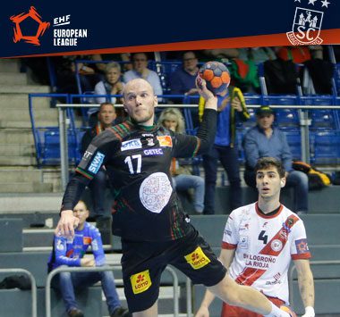 Tim Hornke springt im schwarzen Trikot des SC Magdeburg zum Wurf gegen die spanische Abwehr.