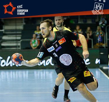 Ein Spieler des SC Magdeburg läuft im schwarzen Champions-League-Trikot mit dem Handball in der Hand zum Angriff an.