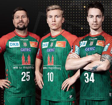 Die SC Magdeburg-Spieler Marko Bezjak, Michael Damgaard und Gisli Kristjansson stehen nebeneinander im grün-roten Trikot.
