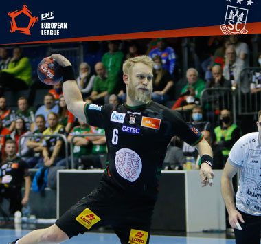 Matthias Musche holt im schwarzen Trikot des SC Magdeburg zum Sprungwurf aus.