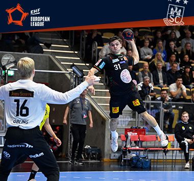 Kay Smits springt im schwarzen Trikot des SC Magdeburg zum Torwurf gegen den schwedischen Torwart.