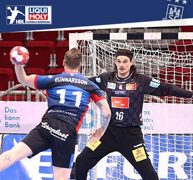 Torhüter Mike Green pariert im schwarzen Trikot des SC Magdeburg einen Wurf.