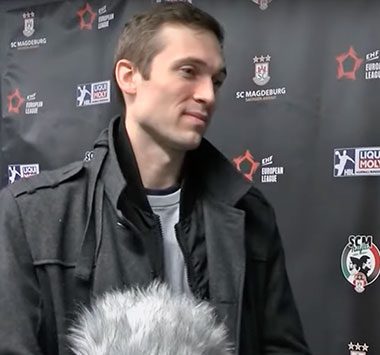 Torhüter Nikola Portner im Interview vor einer Sponsorenwand des SC Magdeburg.