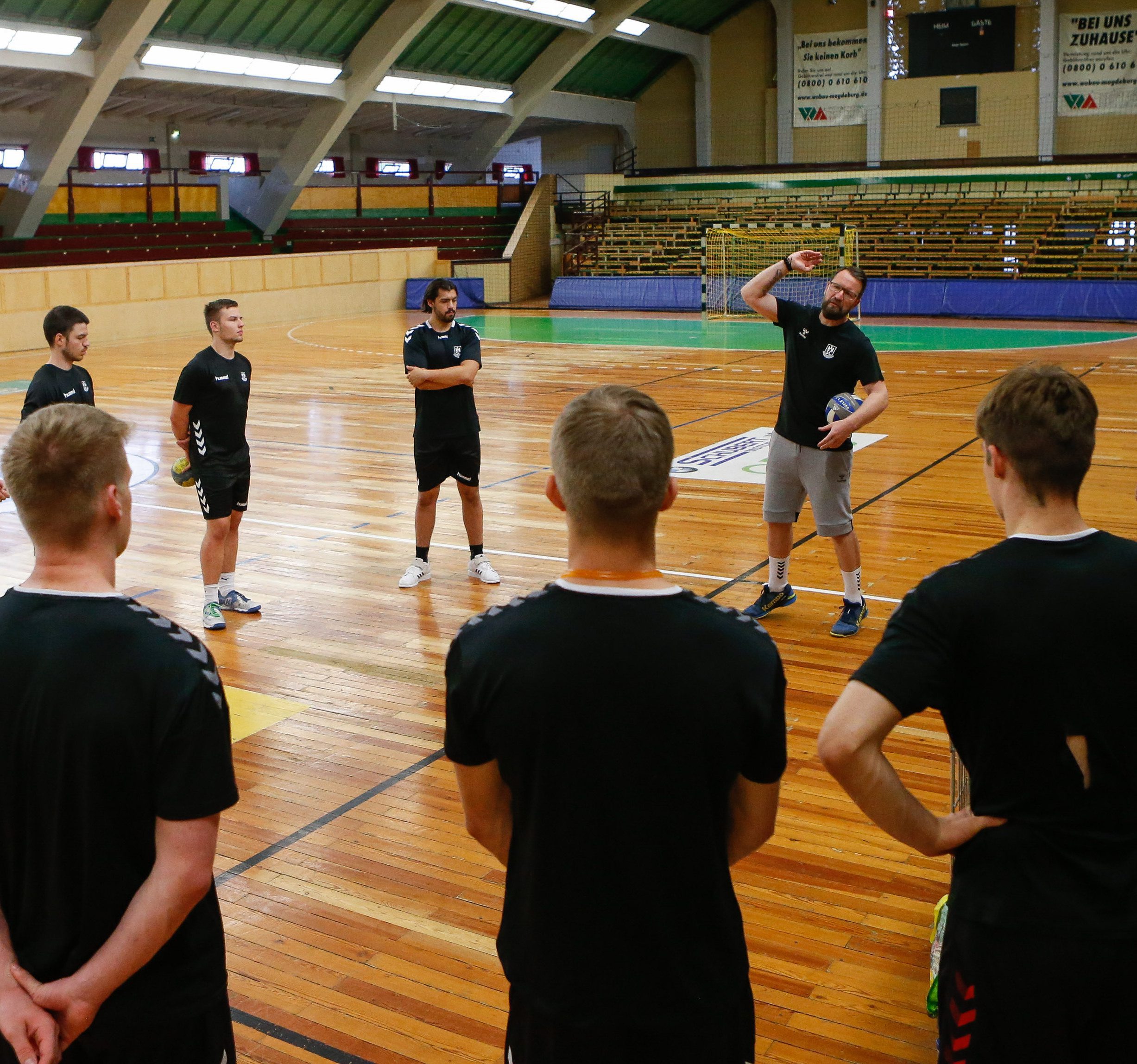 Trainer Stephan Just spricht zu seinen Spielern des SCM 2