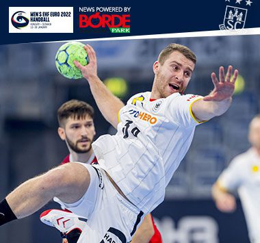 Lukas Mertens springt im weißen Nationalmannschafts-Trikot mit dem Handball zum Wurf ab.