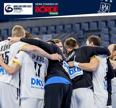Die Spieler der deutschen Handball-Nationalmannschaft stehen Arm in Arm im engen Kreis zusammen.