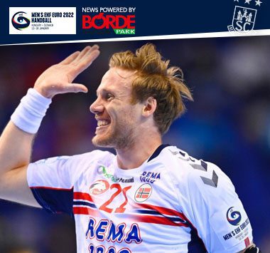 Magnus Gullerud jubelt im weißen Nationaltrikot Norwegens mit einer Hand an der Stirn.