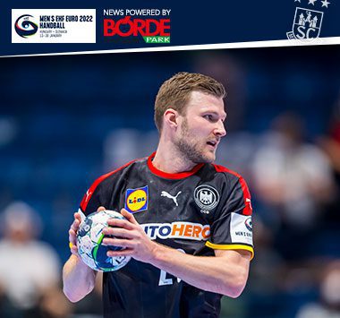 Philipp Weber blickt im schwarzen Nationalmannschafts-Trikot fokussiert nach vorne und hält den Handball mit beiden Händen.