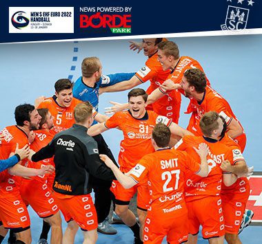 Kay Smits jubelt im orangefarbenen Nationaltrikot gemeinsam mit seinen niederländischen Mitspielern im Kreis.
