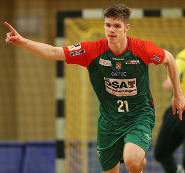 Felix Eißing läuft im grün-roten Trikot der SCM Youngsters über das Spielfeld.