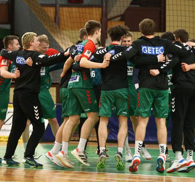 Die Nachwuchsspieler des SC Magdeburg II jubeln gemeinsam im Kreis auf dem Spielfeld.