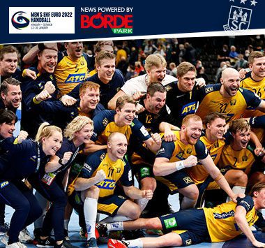 Die schwedische Handball-Nationalmannschaft jubelt ausgelassen im Kollektiv auf dem Spielfeld.